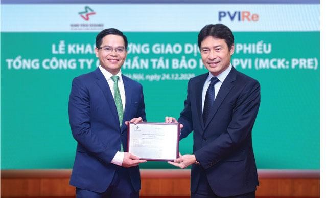 Ông Trịnh Anh Tuấn (bên trái), Tổng giám đốc PVI Re nhận Giấy chứng nhận niêm yết cổ phiếu trên HNX. Ảnh: Dũng Minh.