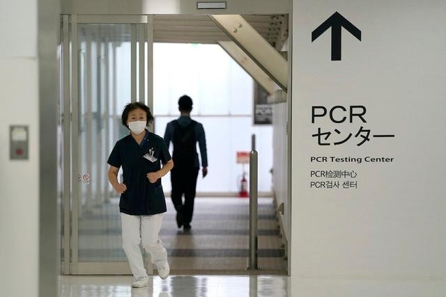 Nhật Bản tạm cấm nhập cảnh với người nước ngoài để ngăn biến chủng SARS-CoV-2 nguy hiểm từ Anh và một số quốc gia. (Ảnh: Bloomberg).