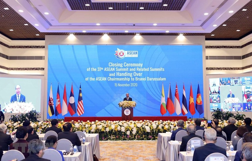 Thủ tướng Nguyễn Xuân Phúc, Chủ tịch ASEAN 2020 phát biểu tại Lễ bế mạc Hội nghị Cấp cao ASEAN 37 và các Hội nghị Cấp cao liên quan. (Ảnh: Thống Nhất/TTXVN).