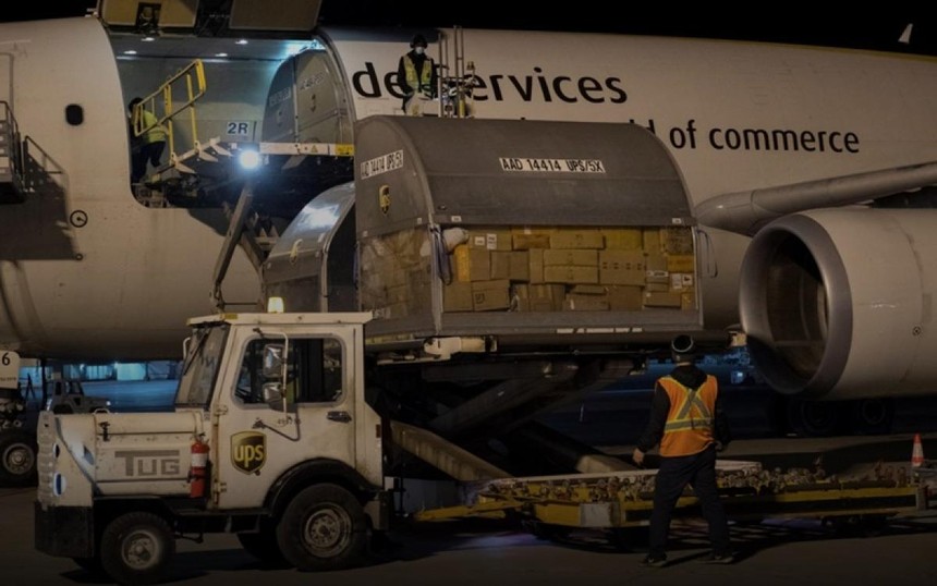 Máy bay chở vaccine ngừa Covid-19 tại sân bay quốc tế Montreal-Mirabel, ở Quebec, Canada, ngày 13-12. (Ảnh: Reuters).
