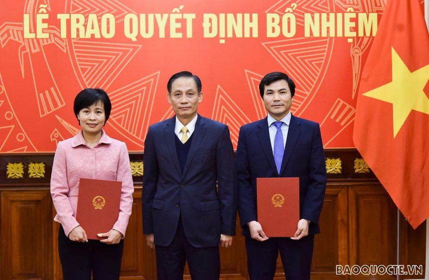 Thứ trưởng Lê Hoài Trung trao quyết định và chúc mừng các cán bộ được bổ nhiệm giữ chức vụ mới.