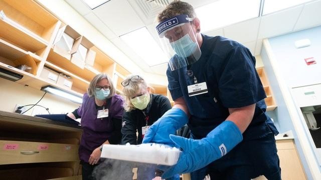 Các kỹ thuật viên dược nhận bàn giao vắc xin Covid-19 của hãng Pfizer-BioNTech tại Madison, bang Wisconsin, Mỹ (Ảnh: Reuters).