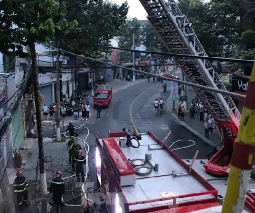 Lực lượng chức năng khống chế lửa xảy ra tại shop thời trang trên đường Yersin.