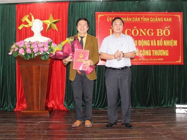 Ông Đặng Bá Dự (trái) nhận quyêt định bổ nhiệm giữ chức Giám đốc Sở Công Thương tỉnh Quảng Nam.