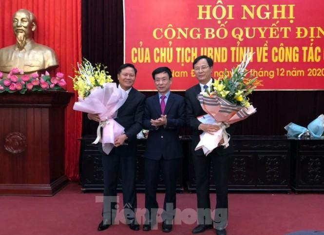 Chủ tịch UBND tỉnh Nam Định chúc mừng tân Giám đốc Sở GTVT Nam Định Đinh Xuân Hùng (phải). Ảnh: báo Tiền phong.