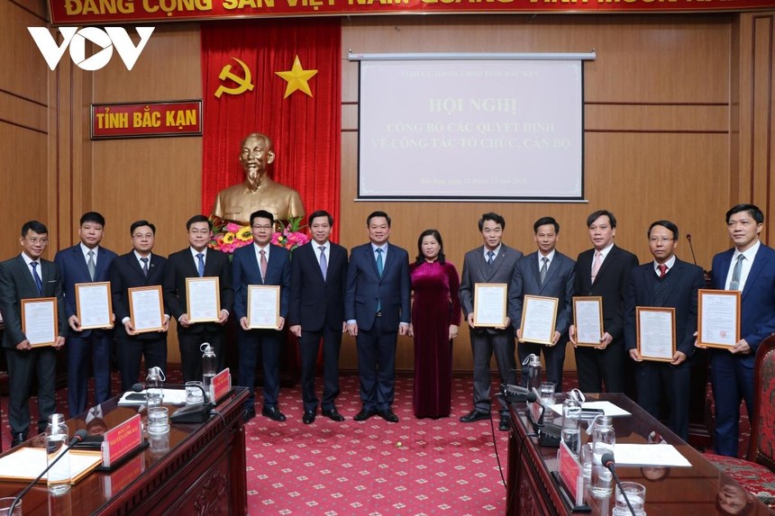 Nhiều chức danh chủ chốt của tỉnh Bắc Kạn được công bố, trao quyết định tại Hội nghị.