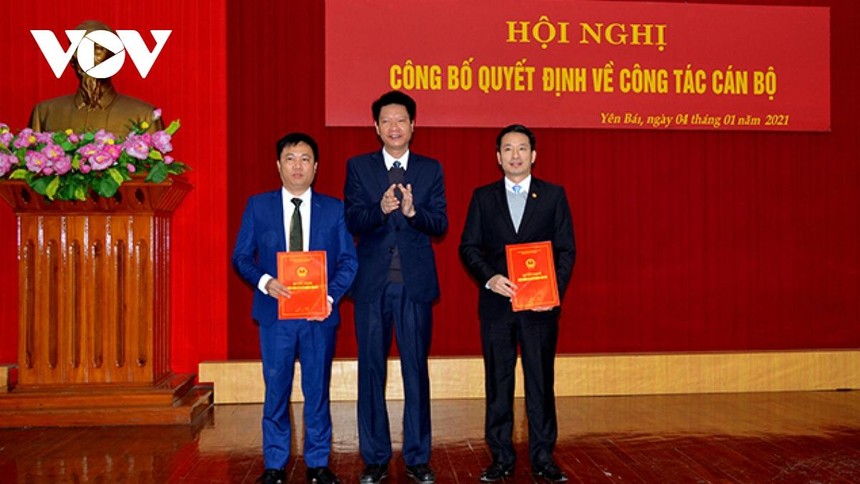 Phó Chủ tịch Thường trực UBND tỉnh Nguyễn Thế Phước trao Quyết định điều động của UBND tỉnh cho ông Bùi Ngọc Hùng và Lê Ngọc Minh.