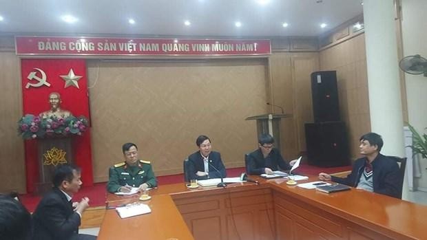 Phó giám đốc Sở Y tế Hà Nội Trần Văn Chung (ngồi giữa) thông tin về sự việc. (Ảnh: PV/Vietnam+).
