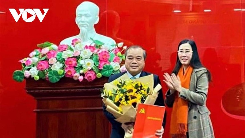 Bà Bùi Thị Quỳnh Vân, Bí thư Tỉnh ủy, Chủ tịch HĐND tỉnh Quảng Ngãi đã trao quyết định và chúc mừng ông Trần Hoàng Tuấn giữ chức Trưởng Ban Nội chính Tỉnh ủy.
