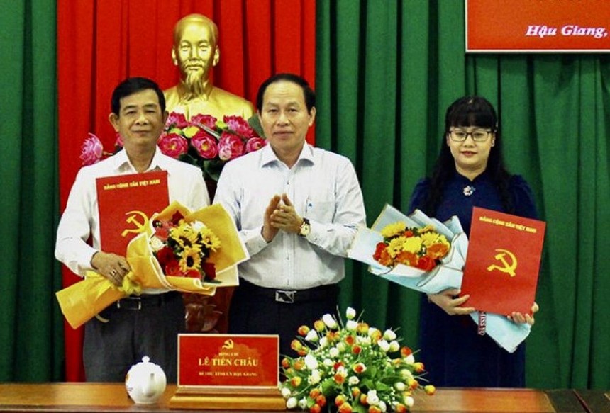 Bí thư Tỉnh ủy Hậu Giang Lê Tiến Châu trao Quyết định cho ông Sầm Hoàng Minh và bà Nguyễn Thị Thùy Linh.