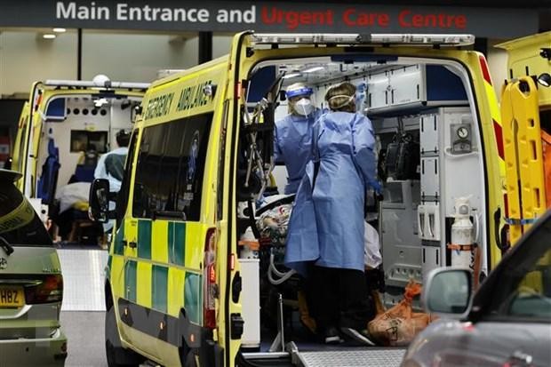 Chuyển bệnh nhân mắc COVID-19 tới bệnh viện ở London, Anh. (Ảnh: AFP/TTXVN).