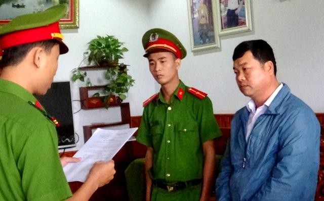 Cơ quan CSĐT Công an huyện Duy Xuyên thi hành quyết định khởi tố bị can, bắt tạm giam đối với Phạm Đắc Thành.