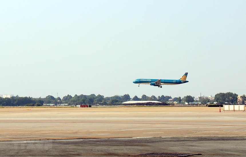 Chuyến bay đầu tiên hạ cánh xuống đường cất hạ cánh 25R/07L tại sân bay Tân Sơn Nhất lúc 15 giờ 5 phút ngày 10/1/2021. (Ảnh: Tiến Lực/TTXVN).