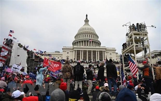 Người biểu tình tập trung bên ngoài tòa nhà Quốc hội Mỹ ở Washington, DC ngày 6/1/2021. (Nguồn: AFP/TTXVN).