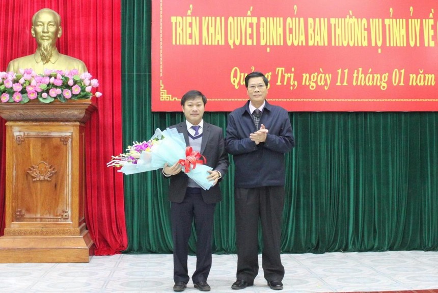 Ông Nguyễn Khánh Vũ (ảnh trái), Bí thư Đảng ủy Khối cơ quan và doanh nghiệp tỉnh được phân công giữ chức vụ Chánh Văn phòng Tỉnh ủy Quảng Trị.