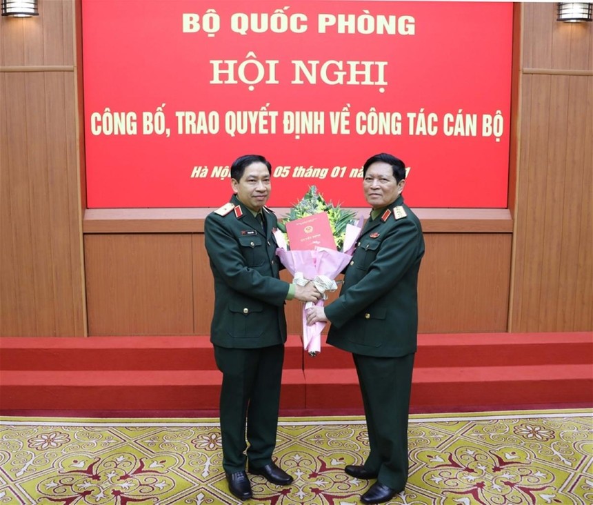 Đại tướng Ngô Xuân Lịch trao Quyết định thăng quân hàm cấp tướng sĩ quan Quân đội nhân dân Việt Nam cho Thiếu tướng Vũ Ngọc Thiềm (trái).