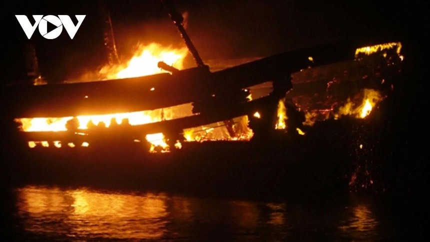 Tàu cá nguy cơ cháy rất cao vì là tàu gỗ chở bình gas cùng nhiều vật liệu dễ cháy.