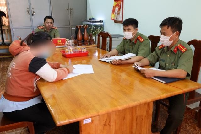 Công an huyện Gò Dầu tống đạt quyết định xử phạt vi phạm hành chính cho Châu Thị Ngọc T.
