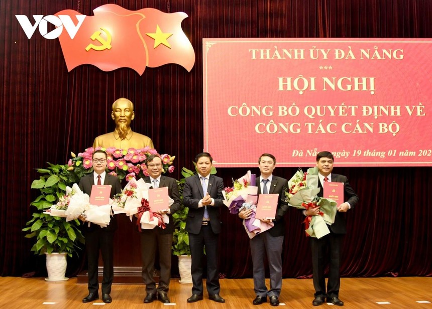 Ông Lương Nguyễn Minh Triết, Phó Bí thư Thường trực Thành ủy Đà Nẵng trao Quyết định và tặng hoa chúc mừng các thành viên được bổ nhiệm giữ chức vụ mới.