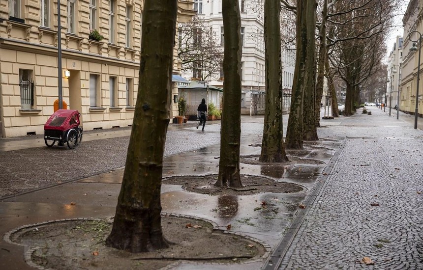 Cảnh vắng vẻ tại một tuyến phố ở Berlin, Đức trong bối cảnh các biện pháp hạn chế được áp dụng nhằm ngăn chặn sự lây lan của dịch COVID-19. (Ảnh: AFP/TTXVN).