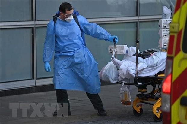 Chuyển bệnh nhân nhiễm COVID-19 tới bệnh viện ở London, Anh. (Ảnh: AFP/TTXVN).