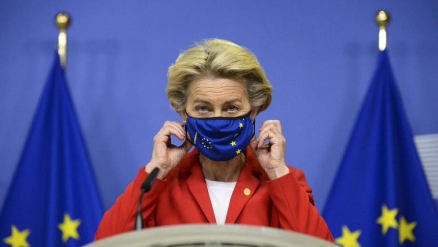 Chủ tịch Ủy ban châu Âu Ursula Von der Leyen đeo khẩu trang ngừa Covid-19. Ảnh: Euractive.