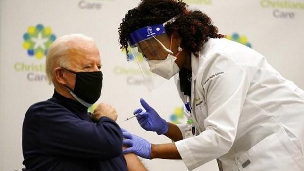 Ông Joe Biden tiêm vắcxin ngừa COVID-19 tại bang Delaware ngày 21/12. (Nguồn: AP).