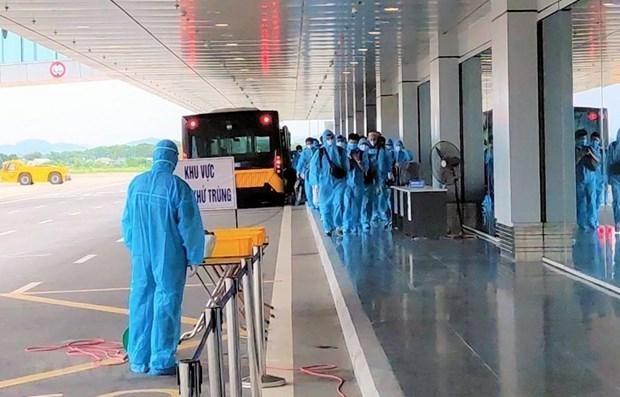 Sân bay Vân Đồn lập tức tiến hành phun khử trùng, khử khuẩn bổ sung trên diện rộng sau trường hợp nhân viên của Cảng hàng không này dương tính với COVID-19. (Ảnh: TTXVN phát).