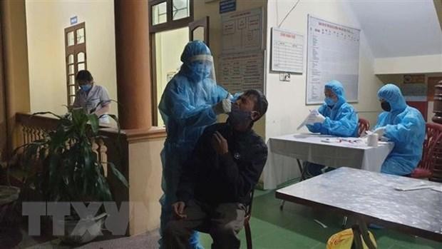Lấy mẫu xét nghiệm SARS-CoV2 tại thành phố Uông Bí, Quảng Ninh. (Ảnh: TTXVN phát).