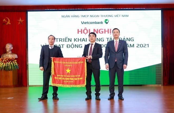 Thừa ủy quyền của Thủ tướng Chính phủ, Phó Thống đốc NHNN Đoàn Thái Sơn trao Cờ thi đua của Thủ tướng Chính phủ cho Vietcombank tại Hội nghị triển khai hoạt động kinh doanh năm 2021 của Vietcombank.