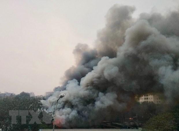 Đám cháy tạo ra cột khói đen bốc cao hàng chục mét. (Ảnh: Nguyễn Thắng/TTXVN).
