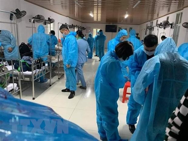 Cán bộ y tế trung tâm y tế huyện Vân Đồn ra quân ngày cao điểm thứ 2. (Ảnh: TTXVN phát).