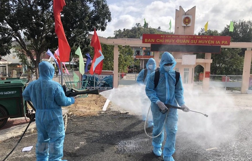 Lực lượng quân đội thuộc Tiểu đoàn Hoá học số 21, Quân đoàn 3 tiến hành phun dung dịch khử khuẩn tại thị xã Ayun Pa và Ia Pa. (Ảnh: Quang Thái/TTXVN).