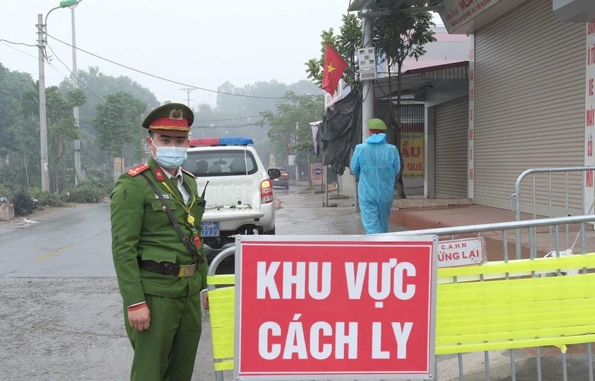 Lực lượng chức năng lập chốt tại Mê Linh, Vĩnh Phúc. (Ảnh: Phạm Hùng/TTXVN phát).