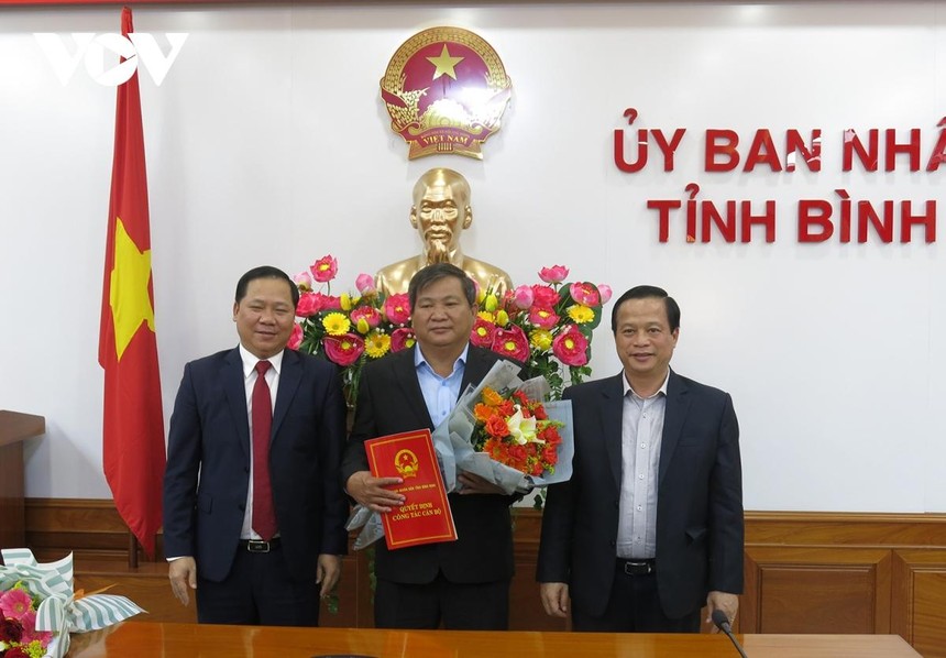 Ông Trần Văn Phúc (giữa) nhận Quyết định bổ nhiệm từ lãnh đạo tỉnh Bình Định.