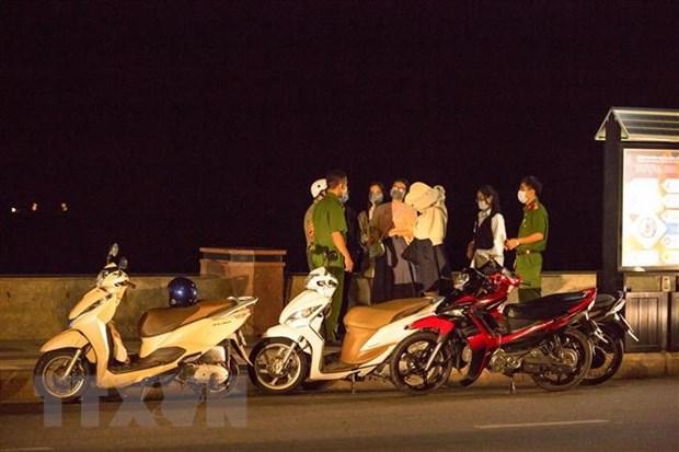Lực lượng chức năng của thành phố Vũng Tàu, tỉnh Bà Rịa-Vũng Tàu xử lý các trường hợp người dân không đeo khẩu trang nơi công cộng đêm 9/2. (Ảnh: Kha San/TTXVN).