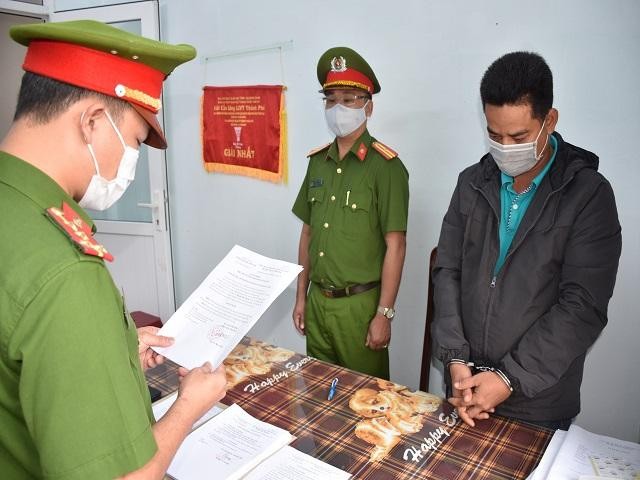 Cơ quan CSĐT Công an tỉnh Quảng Nam tống đạt các quyết định khởi tố và bắt tạm giam Nguyễn Duy Hoàng. (Ảnh: Công an tỉnh Quảng Nam).