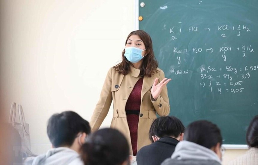 Học sinh, giáo viên Hà Nội đeo khẩu trang lên lớp để phòng, chống dịch COVID-19. (Ảnh: TTXVN).