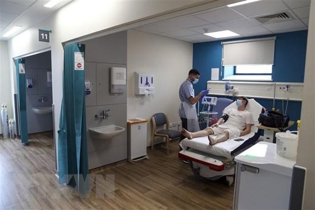 Bệnh nhân COVID-19 được điều trị tại bệnh viện Wexham Park, phía Tây thủ đô London, Anh. (Ảnh: AFP/TTXVN).