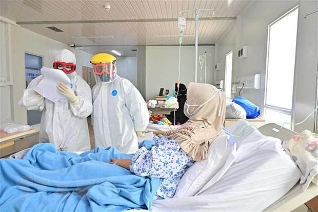 Điều trị cho bệnh nhân nhiễm COVID-19 tại Jakarta, Indonesia. (Ảnh: AFP/TTXVN).