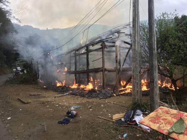 Ngôi nhà sàn 3 gian bị cháy rụi làm đường cáp viễn thông phục vụ các xã phía tây huyện Văn Bàn bị dừng hoạt động (Ảnh Đài TTTH huyện Văn Bàn).
