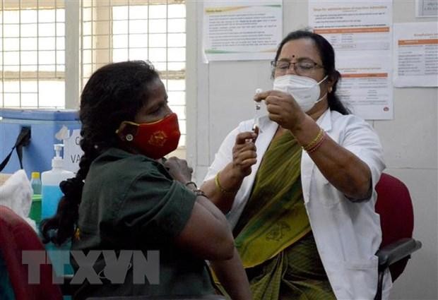 Nhân viên y tế tiêm vắcxin phòng COVID-19 cho người dân tại Bangalore, Ấn Độ. (Ảnh: THX/TTXVN).