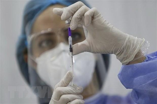 Nhân viên y tế chuẩn bị tiêm vắcxin phòng COVID-19 của hãng Pfizer/BioNTech. (Ảnh: THX/TTXVN).