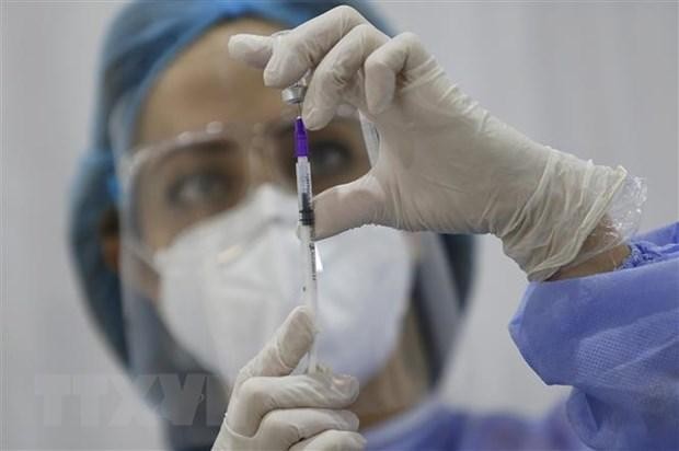 Nhân viên y tế chuẩn bị tiêm vắcxin phòng COVID-19 của hãng Pfizer/BioNTech. (Nguồn: THX/TTXVN).