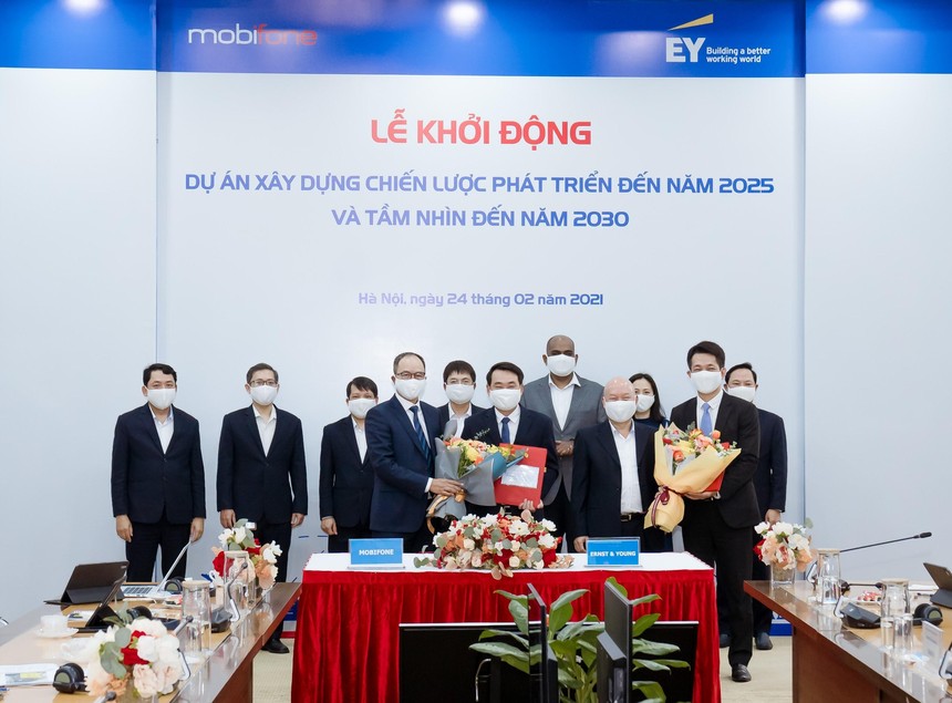 Ban Lãnh đạo MobiFone và EY Việt Nam tại sự kiện Khởi động Dự án tư vấn xây dựng chiến lược phát triển MobiFone giai đoạn 2021 – 2025, tầm nhìn 2030.