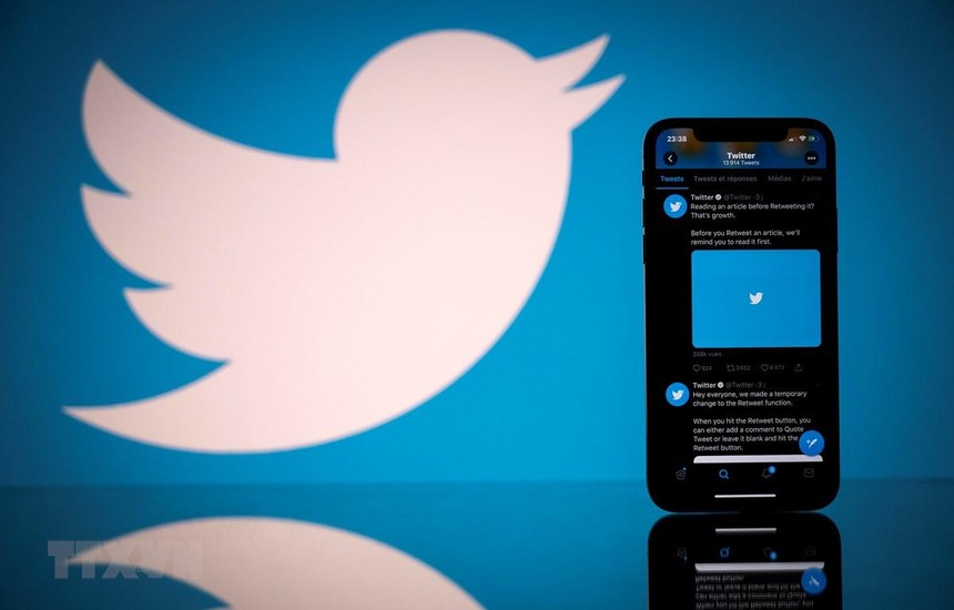 Biểu tượng Twitter trên màn hình điện thoại di động và máy tính bảng. (Ảnh: AFP/TTXVN).
