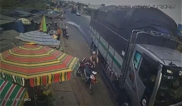 Hình ảnh cắt từ đoạn clip ghi lại vụ tai nạn. (Nguồn: thanhnien.vn).