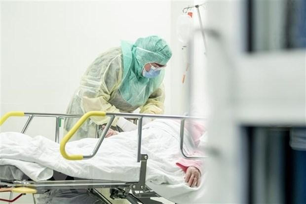 Nhân viên y tế chăm sóc bệnh nhân nhiễm COVID-19 tại bệnh viện ở Turku, Phần Lan. (Ảnh: AFP/TTXVN).