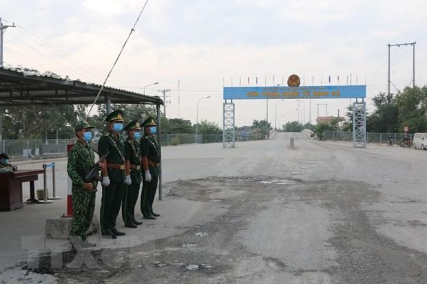Lực lượng biên phòng tại cửa khẩu Dinh Bà. (Ảnh: Chương Đài/TTXVN).