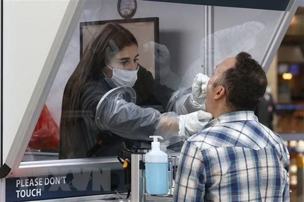 Nhân viên y tế lấy mẫu xét nghiệm COVID-19 cho hành khách tại sân bay quốc tế Ben Gurion ở Lod, Israel. (Ảnh: AFP/TTXVN).